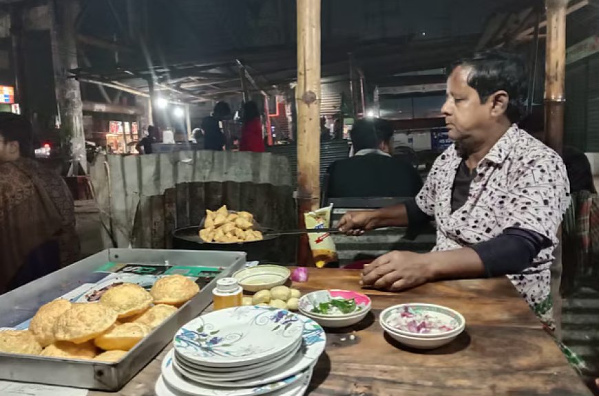 বিলাল চার দশক ধরে চা এবং ধূপকাঠি বিক্রি করে জীবিকা নির্বাহ করছেন।